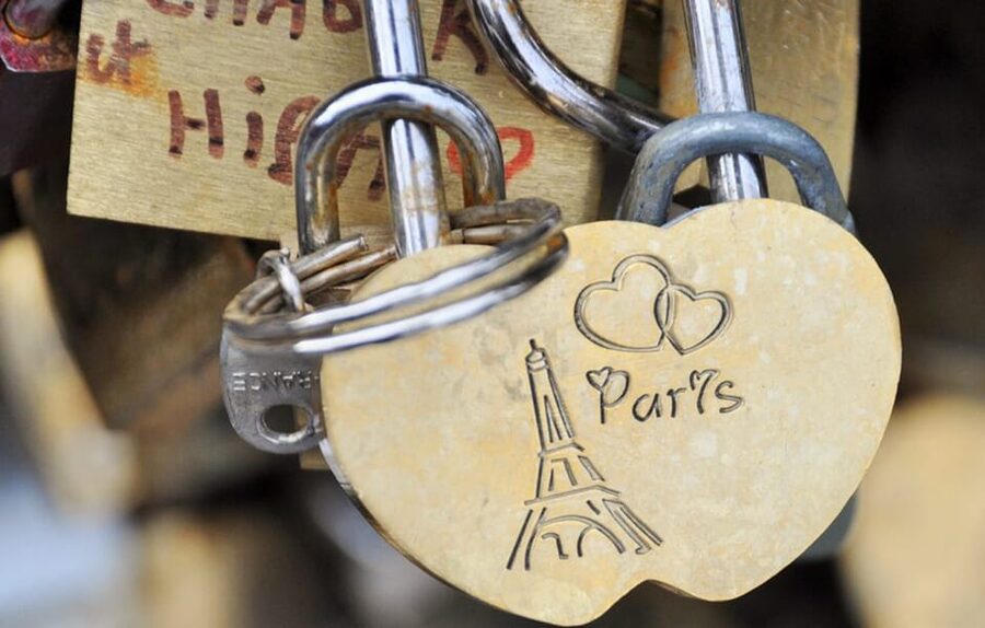 Paris Icons Express Tour - Notre-Dame to Louvre. Small group - A small group makes the difference