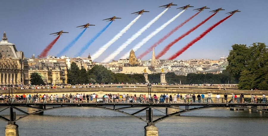 Paris Icons Express Tour - Notre-Dame to Louvre. Small group - Pont des Arts and the quieter details along the way