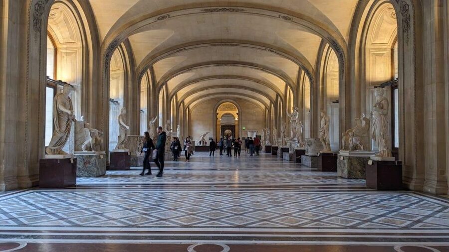 Paris : Late Night Louvre Tiny Group Tour - Egyptian antiquities and ancient sculpture