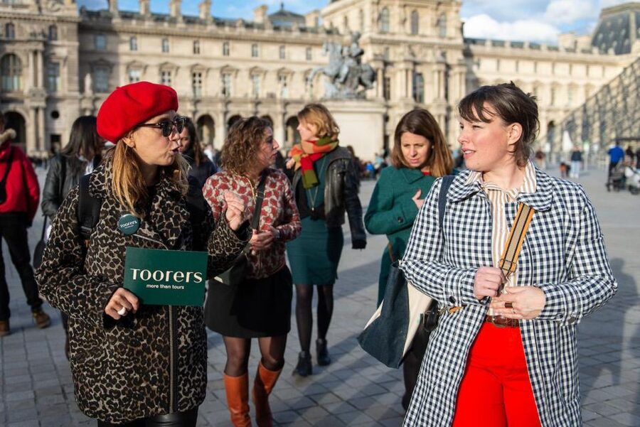 Paris : Late Night Louvre Tiny Group Tour - Meeting your guide at Place Colette