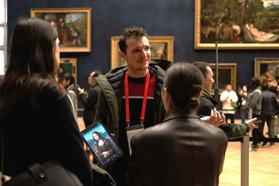 Paris: Louvre Masterpieces Tour with Pre-Reserved Tickets - Entering the Louvre with a reserved ticket