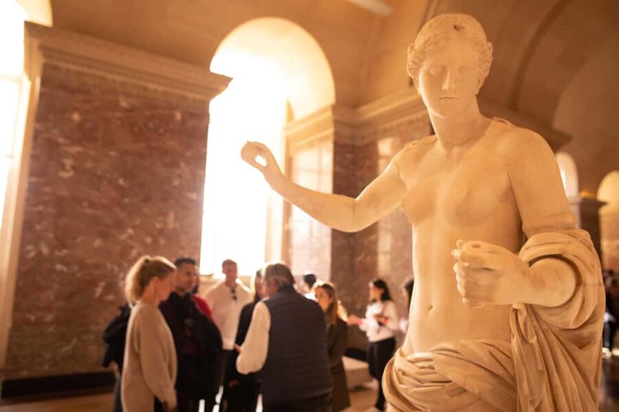 Paris: Louvre Mona Lisa Private Guided Tour with First Entry - Reaching the Mona Lisa before the crowds