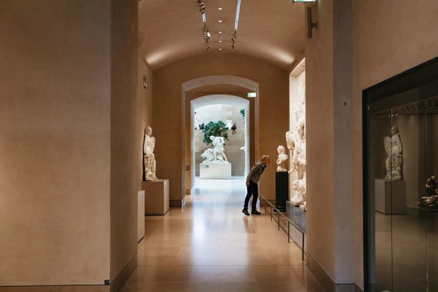 Paris: Louvre Museum Entry Ticket With Host and River Cruise - What this Louvre and Seine package actually provides