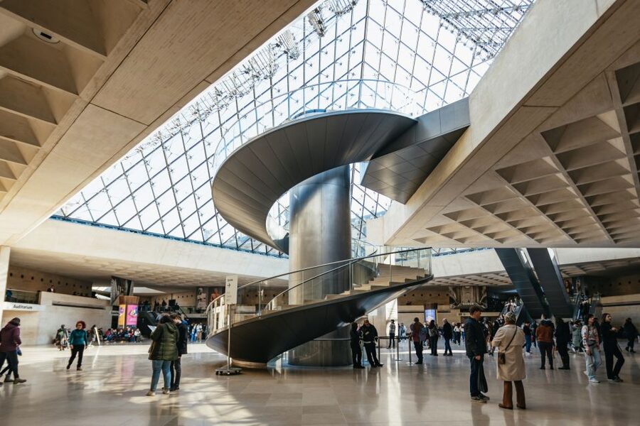 Paris: Louvre Museum Entry Ticket With Host and River Cruise - Finding the Mona Lisa inside the Louvre