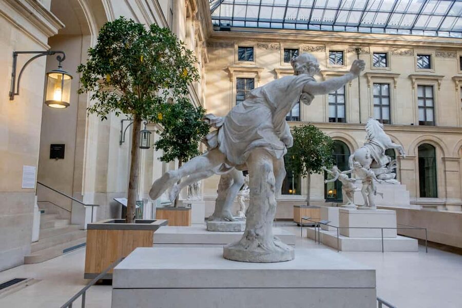 Paris: Louvre Museum First Entrance with host to Mona Lisa - What the $97 price really buys you