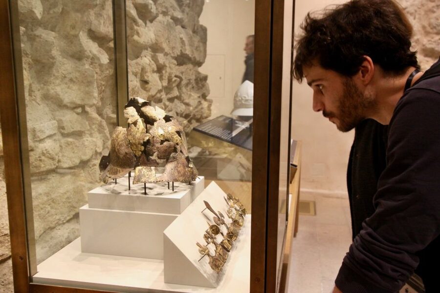 Paris: Louvre Museum Highlights and Mona Lisa Tour - The Louvre Palace and the Medieval Fortress