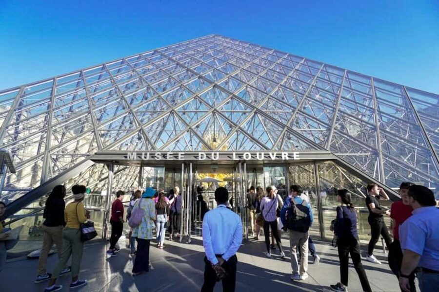 Paris: Louvre Museum Hosted Entry and Mona Lisa Audioguide - Timed entry helps, but it does not remove every line