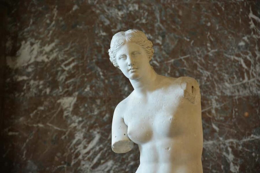 Paris: Louvre Museum Hosted Entry & Masterpieces Audio Guide - What this Louvre experience really offers