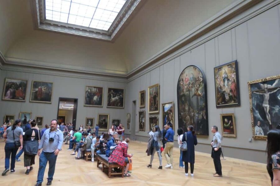 Paris: Louvre Museum Hosted Entry & Masterpieces Audio Guide - Entering the Louvre and heading to the Mona Lisa
