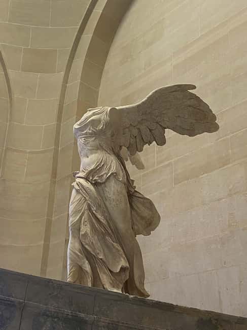 Paris: Louvre Museum Hosted Entry & Masterpieces Audio Guide - Using the Masterpieces digital audio guide