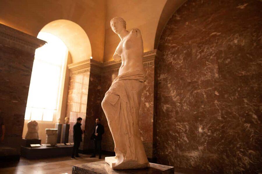Paris: Louvre Museum Private Guided Tour with Mona Lisa - Venus de Milo and the power of a famous sculpture