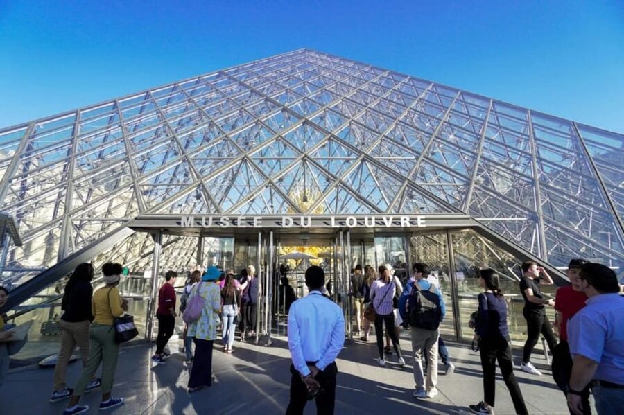 Paris: Louvre Museum Ticket and Mona Lisa Access with Host - Key points at a glance