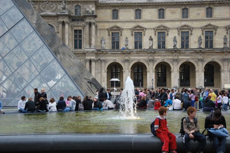 Paris: Louvre Museum Ticket and Mona Lisa Access with Host - Why the Mona Lisa escort matters