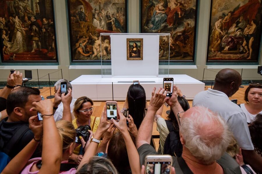 Paris: Louvre Museum Ticket and Mona Lisa Access with Host - Using the digital audioguide