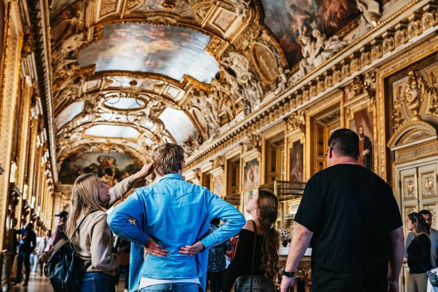 Paris: Louvre Museum Tour Mona Lisa & Iconic Masterpieces - The guides and the human side of the visit