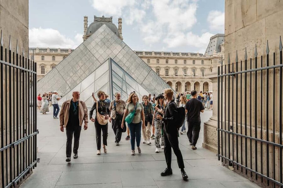Paris: Louvre or Orsay, Eiffel Tower, City Walk & Cruise - The walking level and practical limits