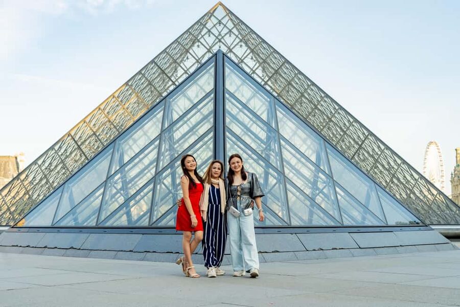 Paris: Louvre Photo Shoot - The Louvre pyramid as your first major backdrop
