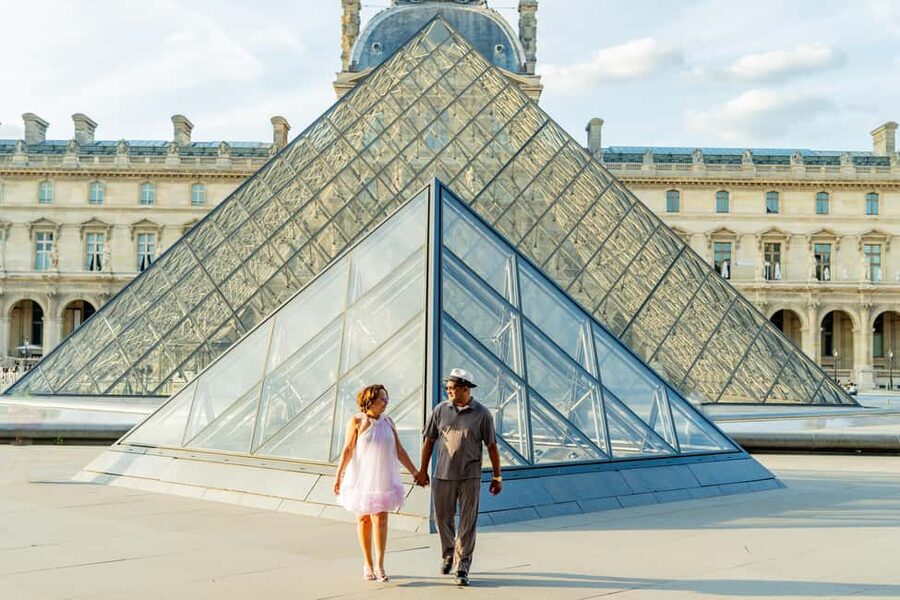 Paris: Louvre Photo Shoot - Candid photographs instead of stiff smiles
