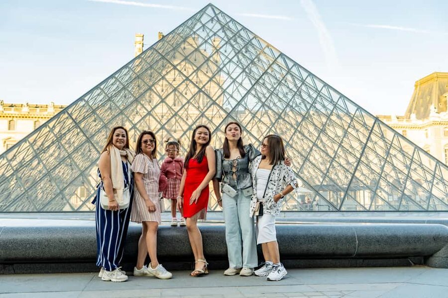Paris: Louvre Photo Shoot - Which photographers and groups are best served