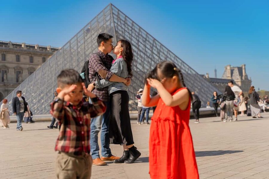 Paris: Louvre photoshoot or Seine bridges Eiffel Tower walk - What you receive after the session