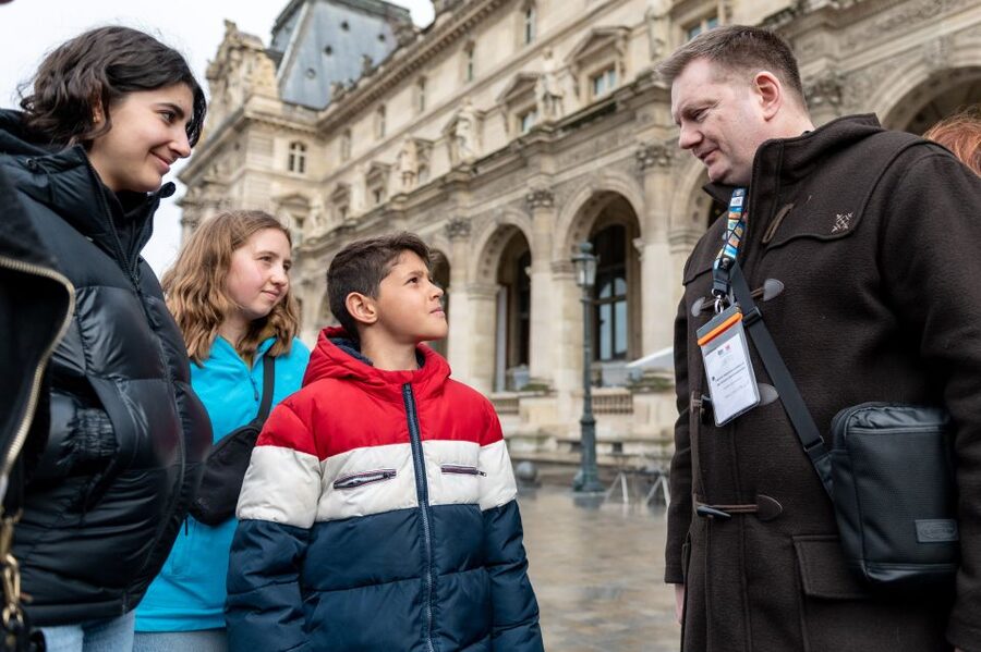 Paris: Louvre Private Family Tour for Kids + Reserved Entry - Meeting the guide at Louis XIV