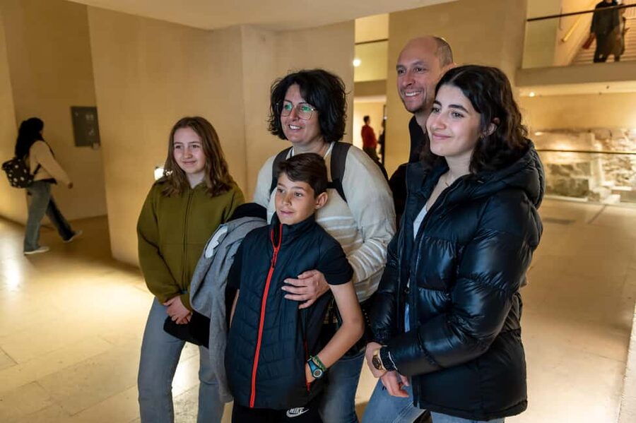 Paris: Louvre Private Family Tour for Kids + Reserved Entry - Seeing the Venus de Milo