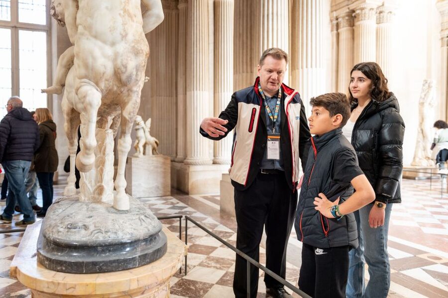 Paris: Louvre Private Family Tour for Kids + Reserved Entry - Entering through a separate entrance
