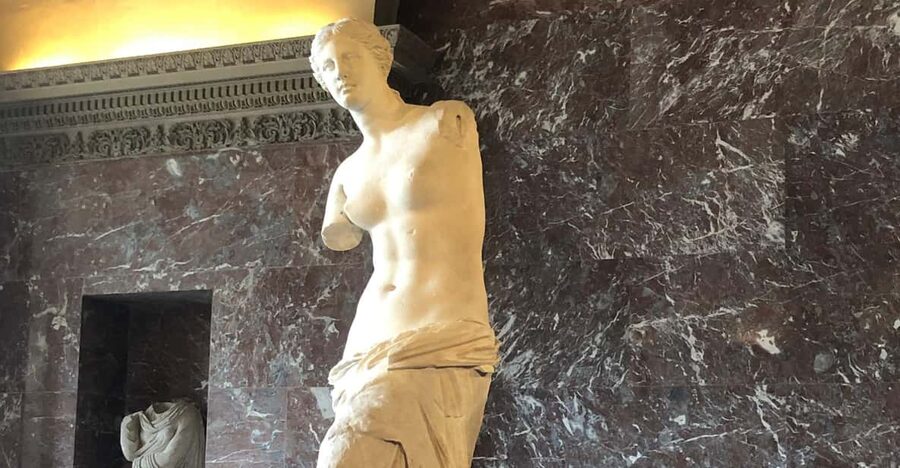 Paris Louvre : Private Treasure Hunt for Families or groups - A Louvre mission with a clear purpose