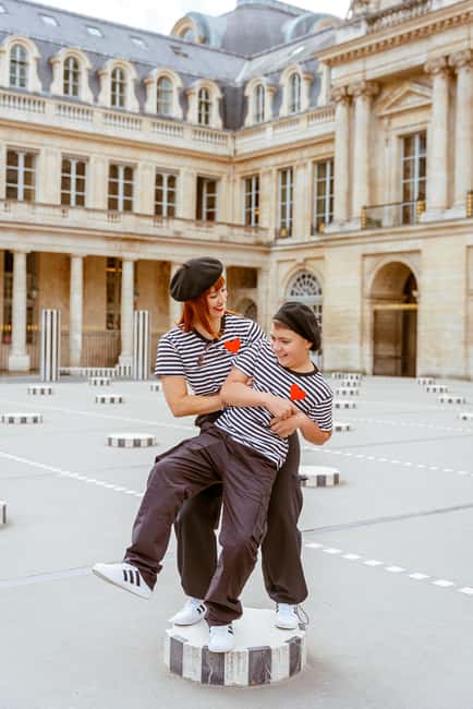 Paris : Louvre Street Photoshoot - Posing tips for natural-looking photos