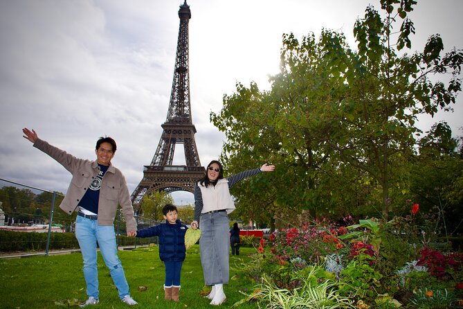 Paris: Luxury Private Photo Eiffel Tower & Louvre pyramid - The Louvre Pyramid provides the grand finale