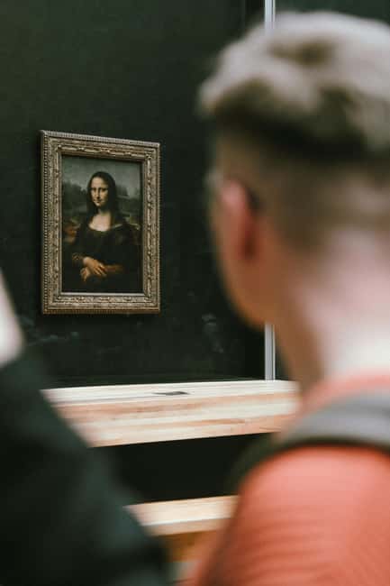 Paris: Mona Lisa and Louvre Highlights Tour SEMI PRIVATE - Finding the guide at the Louvre Pyramid