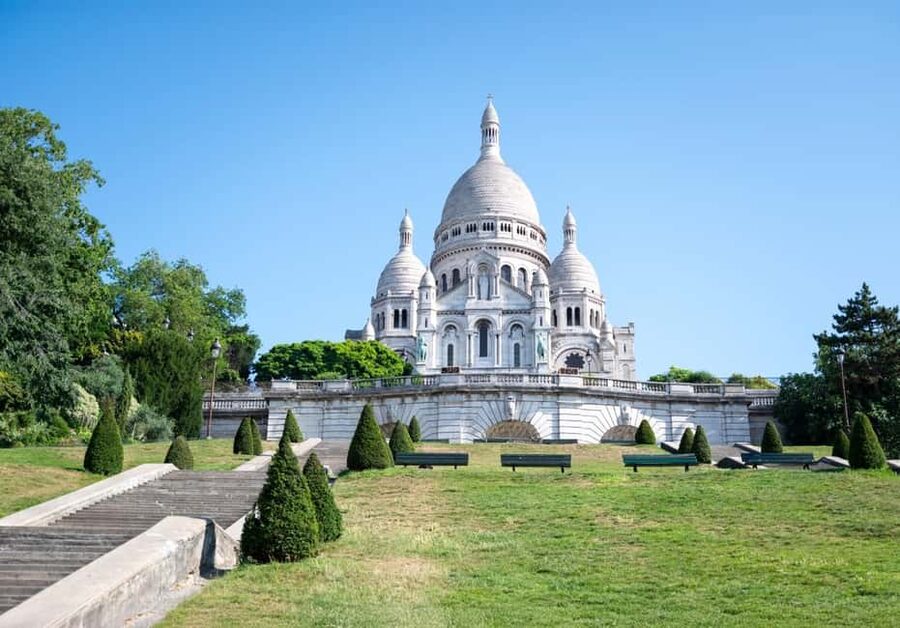 Paris: Montmartre, Notre-Dame, & Louvre Tour with Cruise - Montmartre from Place des Abbesses to Sacré-Cœur