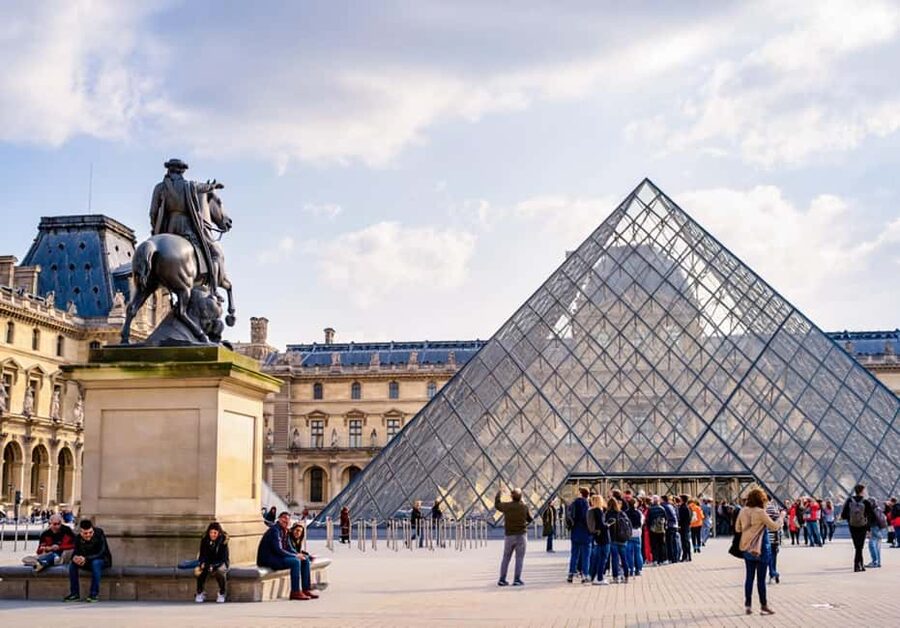 Paris: Montmartre, Notre-Dame, & Louvre Tour with Cruise - Lunch is your own pause