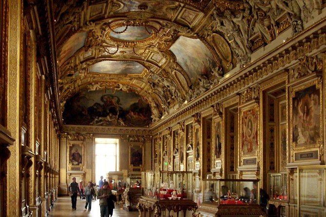 Paris Murders and Mysteries semi-private tour of the Louvre - Venus de Milo and Winged Victory