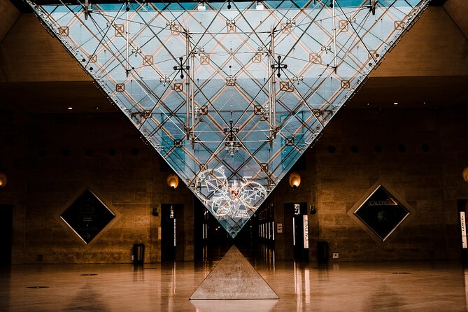 Paris: Night at the Louvre 6-people Max Guided Experience - Walking, pacing, and family needs