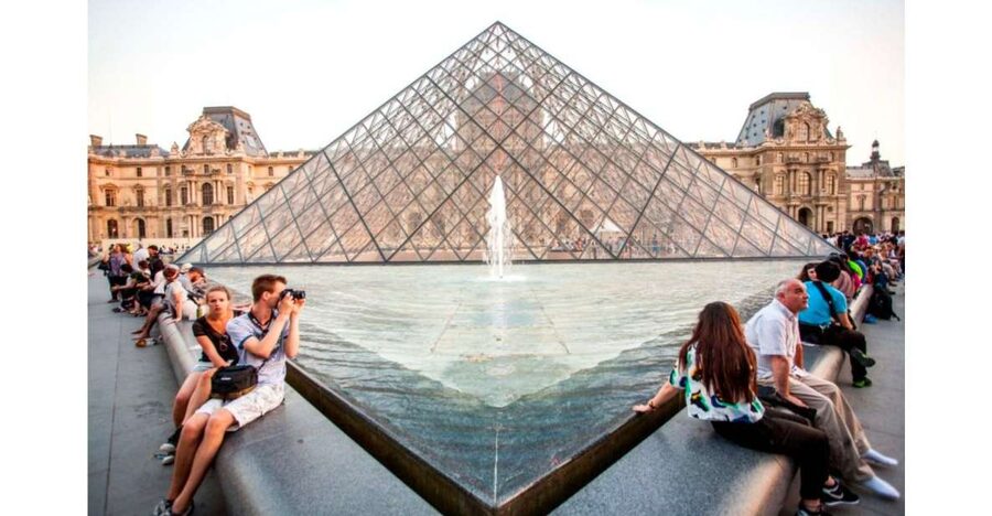 Paris: Priority Access, Guided Louvre Museum Tour w/ Expert - Priority entry and the security wait