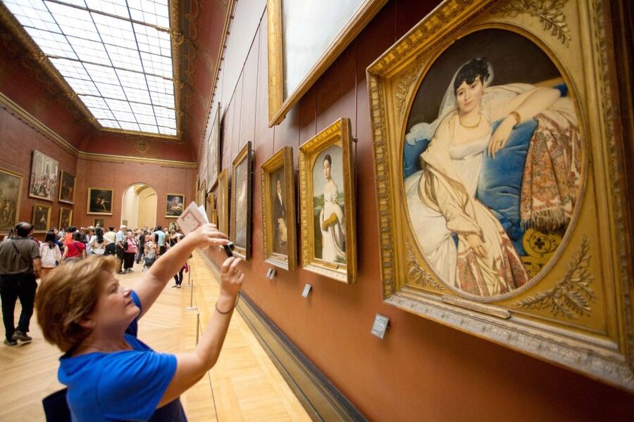 Paris: Priority Access, Guided Louvre Museum Tour w/ Expert - The building is part of the tour