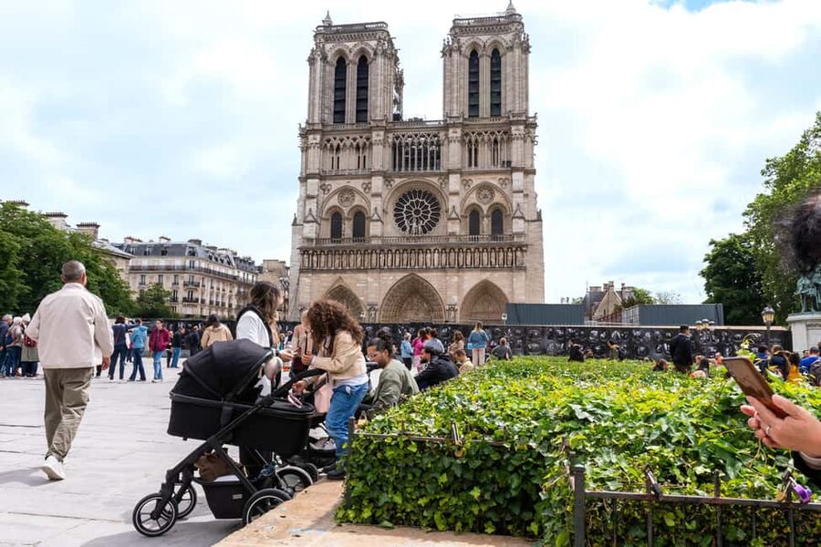 Paris Semi Private Walking Tour: Louvre, Eiffel Tower & Boat - Riding the metro between Paris highlights