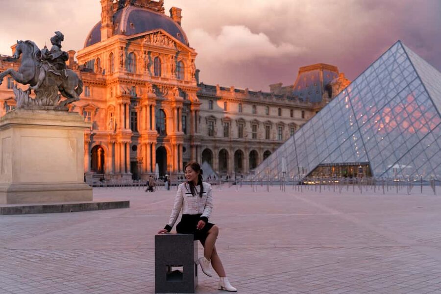 Paris:sunset photoshoot in ❤️️ of Paris- Louvre Orsay Eiffel - What happens during the 15-minute Pont Royal session