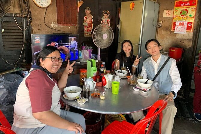 Phnom Penh Morning Breakfast, Market and Art Tour by Tuktuk - Shopping and tasting at Ang Eng Market