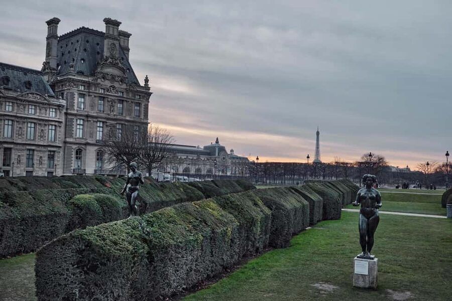 Photo Workshop in Paris sightseeing Notre Dame and Louvre - Palais-Royal Garden and controlled compositions