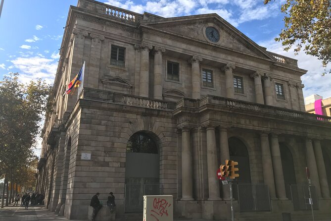 Picasso Museum and Walking Tour Plus Optional Wine & Food Tasting - Carrer d’Avinyó and a revolutionary painting
