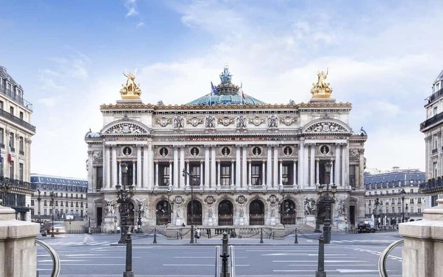 Private & Customizable Paris Tour: Eiffel, Louvre & More - Montmartre, Sacré-Cœur, and the Moulin Rouge