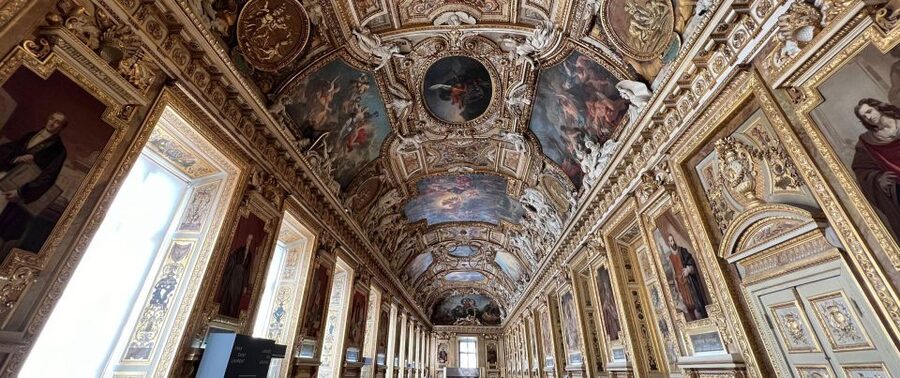 Private Louvre Tour for Teenagers - Entering the Louvre with skip-the-line tickets