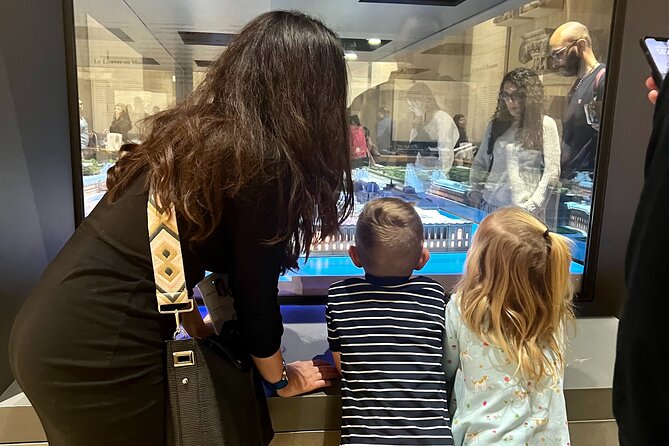 Private Louvre Tour in Paris for Kids and Families - Guides who know how to speak to children