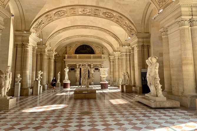 PRIVATE Louvre Wonders & Hidden Treasures Visit - Meeting Claudio at Rue Saint-Honoré