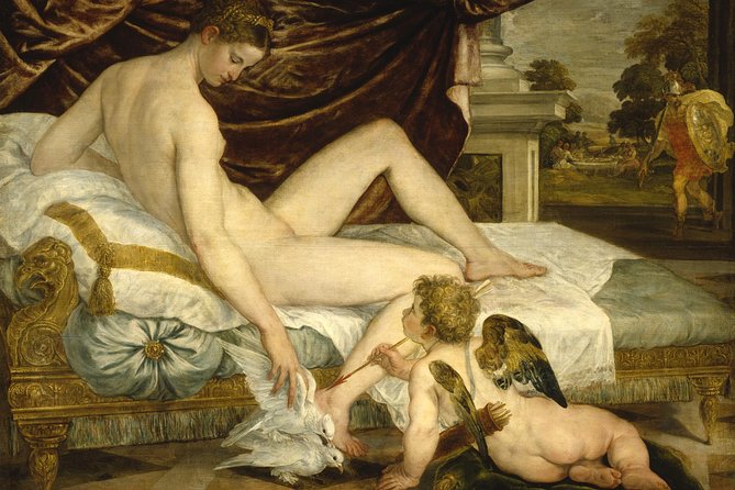 Private night tour at the Louvre - The art matters more with a guide