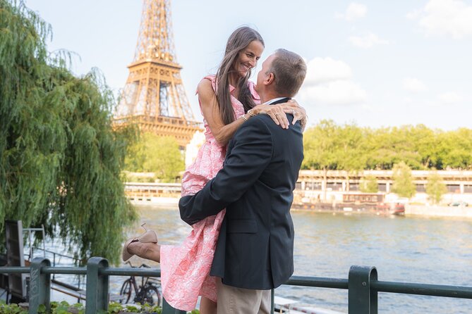 Private Photo Shoot at the Eiffel Tower or Louvre - Meeting at 105 Quai Jacques Chirac