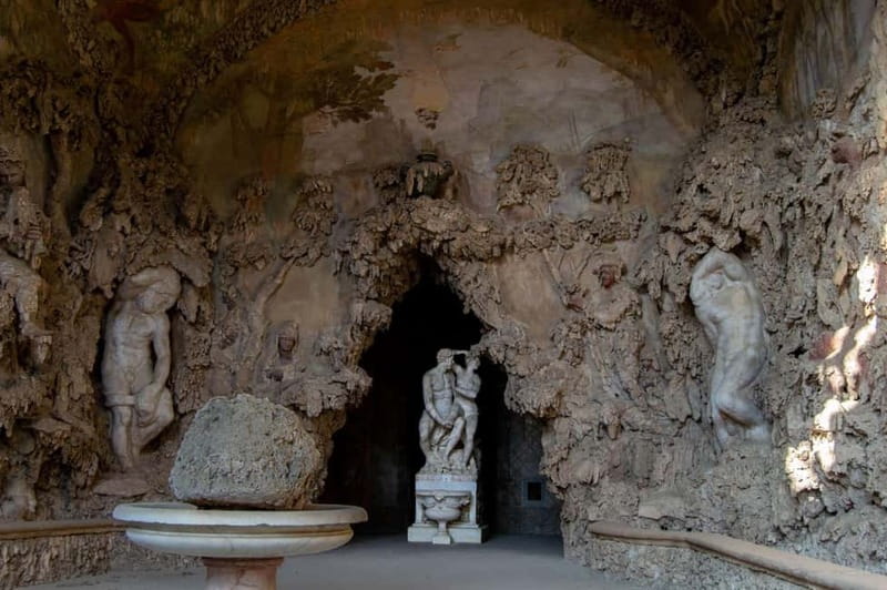 Private Skip-the-Line Uffizi Gallery & Vasari Corridor Tour - Walking through the Medici’s private passage