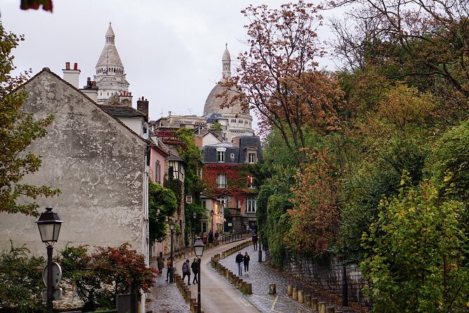 Private Tour in Italian of Paris: Centre, Montmartre, Louvre - Père-Lachaise and a walk through Parisian memory